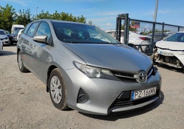 Toyota Auris II Touring Sports D-4D 90 90KM 2014 Toyota Auris 2014r, Salonowa, 1.4 D4D. Uszkodzony lewy bok. Jezdzi. VAT 23