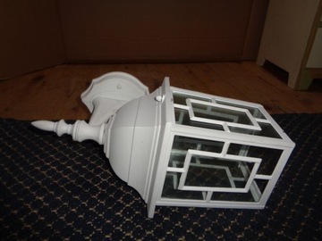 Белый настенный светильник