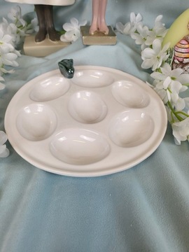 БЕЛАЯ ЯИЧНАЯ ТАРЕЛКА С ЗЕЛЕНЫМ КРОЛИКОМ