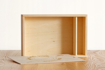 Коробка с гравировкой для фотографий 18х23 с отделением.