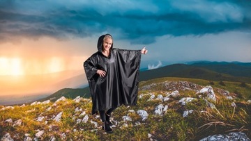 PŁASZCZ PRZECIWDESZCZOWY PELERYNA KURTKA NIEPRZEMAKALNY SOLIDNY Z KAPTUREM