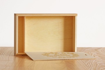 Коробка с гравировкой для фотографий 15х21 и флешка.