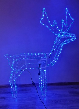 БОЛЬШОЙ СИНИЙ ОЛЕНЬ С ПОВИРУЮЩЕЙСЯ ГОЛОВОЙ ОЧЕНЬ ВЫСОКИЙ