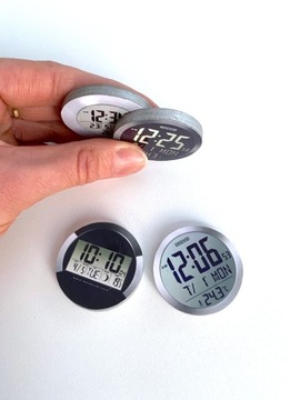 Миниатюрные электронные часы для кукольного домика.