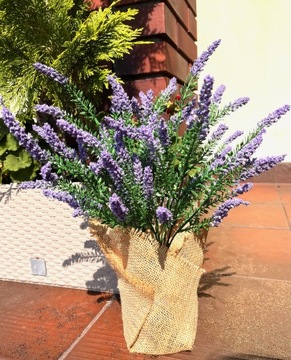 Искусственная лаванда в горшке, как живой вересковый джут.