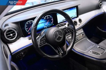 Mercedes Klasa E W213 Limuzyna Facelifting 2.0 E220d 194KM 2022 Mercedes-Benz Klasa E 220dFV23Reflektory LED StatyczneOswietlenie Ambiente, zdjęcie 6