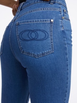 Ciemnoniebieskie jeansy damskie o dopasowanym kroju ORSAY