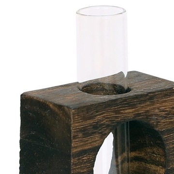 Стеклянная пробирка в вазе на деревянной подставке для полива цветов и растений.