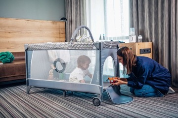 ДВУХУРОВНЕВАЯ кроватка LIONELO FLOWER + СЕРОЕ БАМБУКОВОЕ ОДЕЯЛО