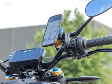 Основание Quad Lock, установленное в кронштейне насоса тормоза/сцепления.