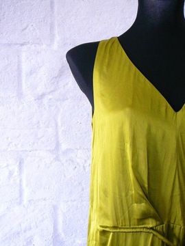 Długa luźna satynowa limonkowa suknia - Mango