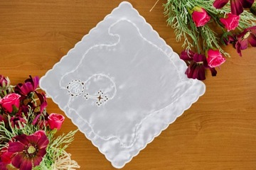 АТЛАСНОЕ ПРИЧАСТИЕ С ВЫШИВКОЙ ЧЕТКИ