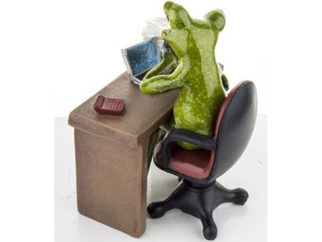 Декоративная статуэтка В ПОДАРОК ​​- Госпожа Лягушка за письменным столом