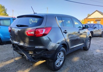 Kia Sportage III SUV 1.7 CRDi 116KM 2013 Kia Sportage 2013r, 1.7 CRDI. Uszkodzony tyl i lekko przod. Jezdzi. 1.7, zdjęcie 3