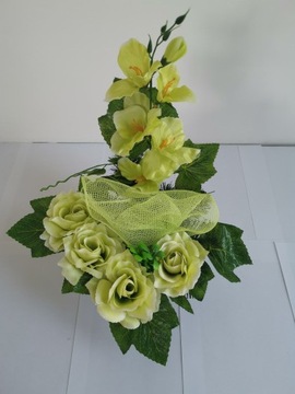 Украшение могилы кладбищенская композиция цветы букет