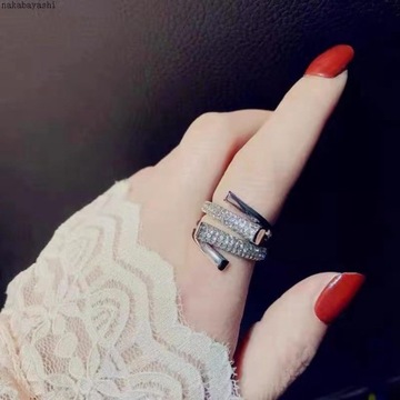 Eleganckie otwarte aplowane srebrne pierścionki z