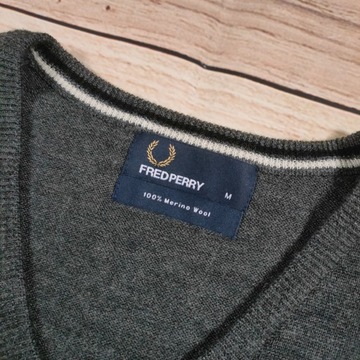 FRED PERRY Sweter Męski 100 % Wełna Merino V Neck Szary Logo r. M