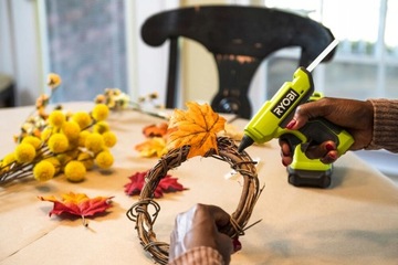 ГОРЯЧИЙ КЛЕЕВОЙ ПИСТОЛЕТ RYOBI 7MM RGLM18 +4Ah