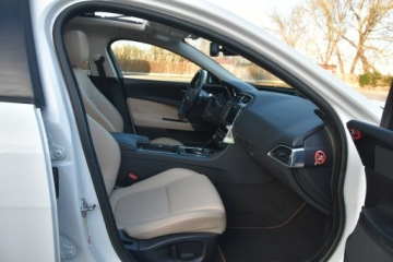 Jaguar XE Sedan 2.0 i4 250KM 2018 Jaguar XE 25T 2.0T 250KM 2018r. Skóra Panorama, zdjęcie 13