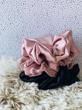 Атласная резинка для волос пудрово-розового цвета.