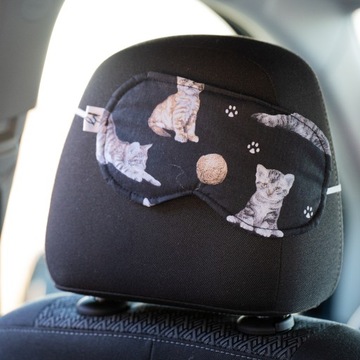 Хлопковые кошки на черной спящей и медитационной маске