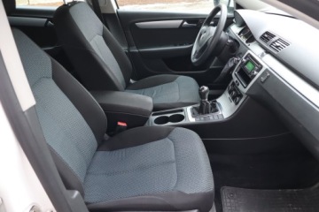 Volkswagen Passat B7 Variant 1.6 TDI CR DPF BlueMotion 105KM 2012 VW Passat 1.6 TDI, VAT 23%, Klima, Parktronic,ALU, zdjęcie 8