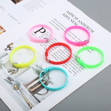 Женский браслет-резинка с застежкой и застежкой.