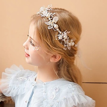 Венок для причастия в головном уборе цветочницы