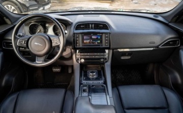 Jaguar F-Pace SUV 2.0 i4 250KM 2018 Jaguar F-Pace Jaguar F-Pace 25t AWD Premium 250KM 2.0 Benzyna 250KM, zdjęcie 9