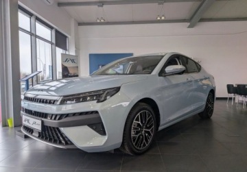 JAC 2025 JAC J7 Kolory dostepne od reki: Czerwony, Szary, Niebieski 1.5 Benzyna