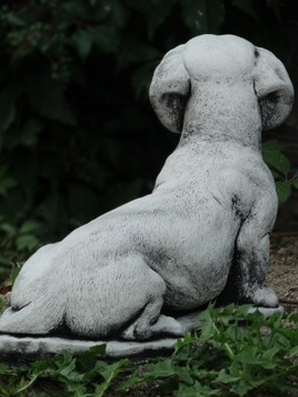 Бетонная фигура собаки таксы