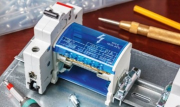 СОЕДИНИТЕЛЬНЫЙ МОСТ РАСПРЕДЕЛИТЕЛЬНОГО БЛОКА ДЛЯ РЕЛЬСОВ 2x15