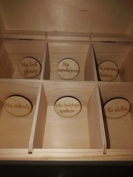 деревянная шкатулка, чайный сервиз, предметы первой необходимости