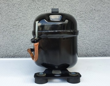 КОМПРЕССОР ХОЛОДИЛЬНИКА ПРИБЛ. QD35Y 52 Вт 3,3 см3 R600a