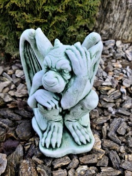 БЕТОННАЯ ФИГУРКА - ГАРГУЛЯ С РУКОЙ НА ГОЛОВЕ, маленькая