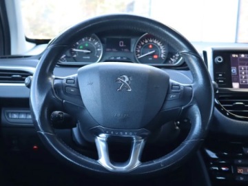 Peugeot 2008 I SUV Facelifting 1.2 PureTech 110KM 2016 Peugeot 2008 1.2 PureTech, Salon Polska, zdjęcie 14