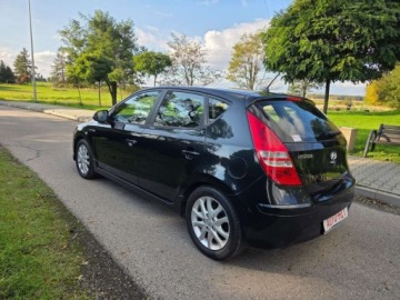 Hyundai i30 I CW Facelifting 1.6 CRDi 115KM 2011 Hyundai i30 Klimatronik Aluminiowe Felgi Czujniki Parkowania 1.6 Diesel, zdjęcie 4