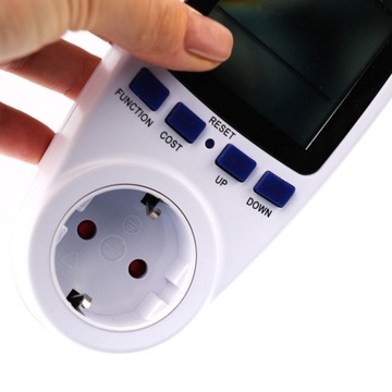 Ваттметр/счетчик потребления электроэнергии, подключенный к сети, вставленный в розетку
