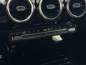 Mercedes Klasa A W177/V177 Hatchback Plug-In 1.3 250e 218KM 2020 Mercedes-Benz Klasa A AMG Line Plug In Fotele kubelkowe Nawigacja Kame, zdjęcie 22