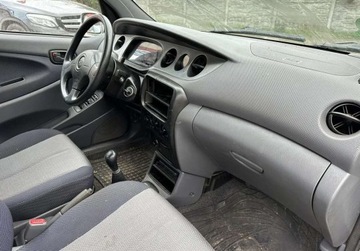 Daihatsu YRV 1.3 i 16V 87KM 2002 Daihatsu YRV 1.3 Benzyna 2002 r Okazja 1.3 Benzyna 87KM, zdjęcie 6