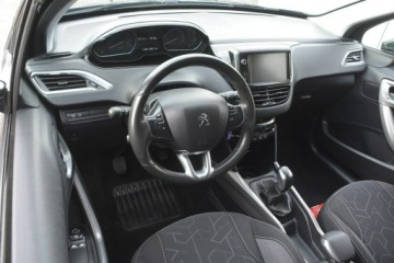 Peugeot 2008 I SUV Facelifting 1.2 PureTech 82KM 2017 Peugeot 2008 1.2 doinwestowany Android Auto Car, zdjęcie 16