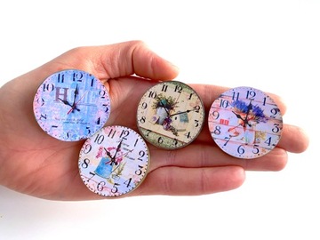 Миниатюрные часы для винтажного кукольного домика.