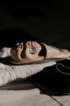 ПАПУТКИ - тапочки, кожаные тапочки с цветами, L 23, бежевые.