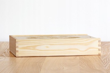 Коробка с гравировкой для фотографий 18х23 с отделением.