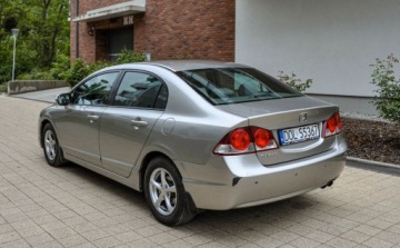 Honda Civic VIII Sedan 1.8 i-VTEC 140KM 2007 Honda Civic 1,8 (140KM) Salon PL Bezwypadkowy 1.8 Benzyna 140KM, zdjęcie 2