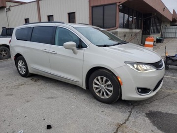 Chrysler Pacifica II 2017 Chrysler Pacifica Touring L 2017 3.6l 3.6 Benzyna 287KM, zdjęcie 4