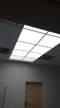 Sufit podwieszany z poliwęglanu komorowego 10mm + laminat NRO, 595x595mm