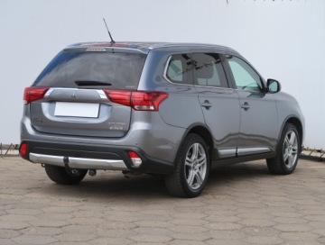 Mitsubishi Outlander III SUV Facelifting 2015 2.2 DI-D 150KM 2016 Mitsubishi Outlander 2.2 DI-D, 4X4, 7 miejsc, zdjęcie 4