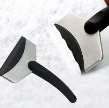 Автомобильный скребок для удаления льда и снега.