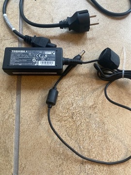 ZASILACZ TOSHIBA 19V 1.58A PA3743E-1AC3 z kablem z